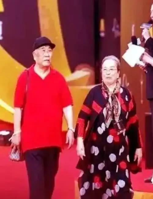 87岁李明启晚会彩排满头白发老到认不出硬朗霸气步伐成为焦点