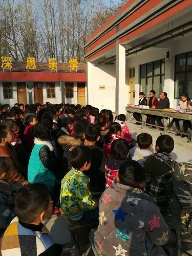 裴桥镇胡小寨小学期中表彰大会