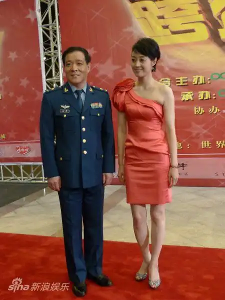 范志博大气磅礴红毯秀 美艳斜肩洋装似暖阳(图)