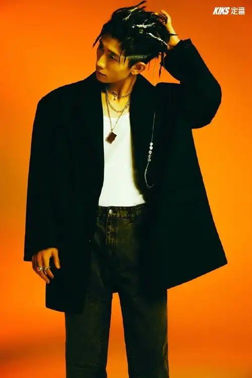 kiks定番#在 2020 的时间纪元里,@张一山说自己至今都没有一台电脑.