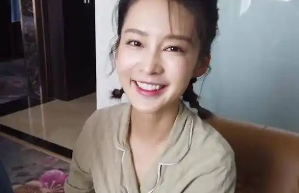 虽然李沁本身的素颜和化妆后对比变化明显,但以她的条件,搁在咱们普通