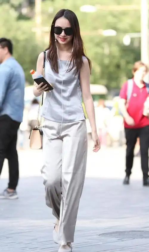 街拍靓女穿黄绿色的连衣裙很显苗条身姿时尚感十足