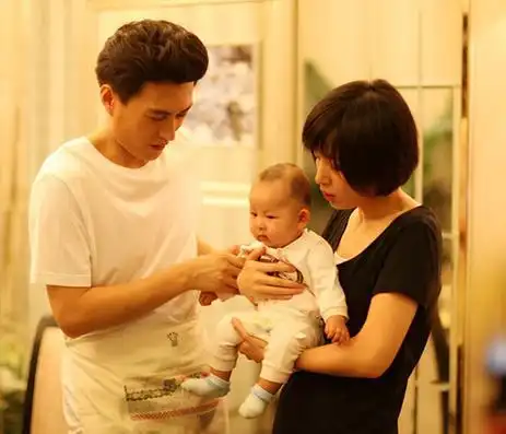 原创靳东老婆晒父子3人合照小儿子的鞋子成亮点网友娶了个贤妻