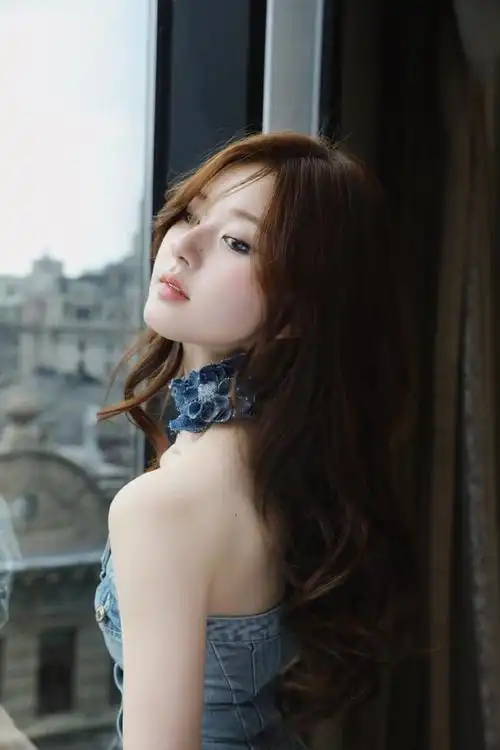 赵露思,1998年11月9日出生于四川成都,中国内地女演员,毕业于中国台湾