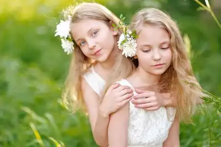 两个女孩双胞胎图片