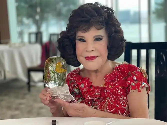 黄夏蕙|89岁香港老戏骨现身商演,挨个握手要红包,大部分观众拒绝