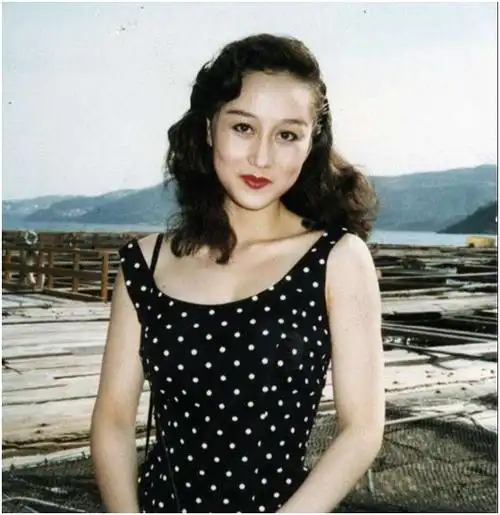 原创25岁的利智有多迷人穿紧身连体服身材太有料不愧是最美亚姐