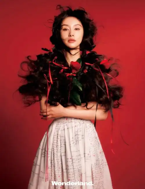 文新风格#@王子文ava《wonderland》 封面大片释出,爆炸头可爱又洋气