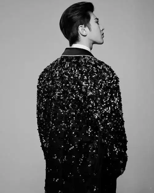 蔡徐坤黑色水晶刺绣大衣亮相metgala红毯