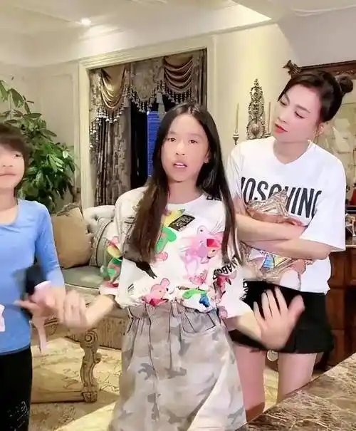 张庭女儿热舞惊艳豪宅,露脐装秀女人味,男相脸添亮点!_表演_时尚_挑战