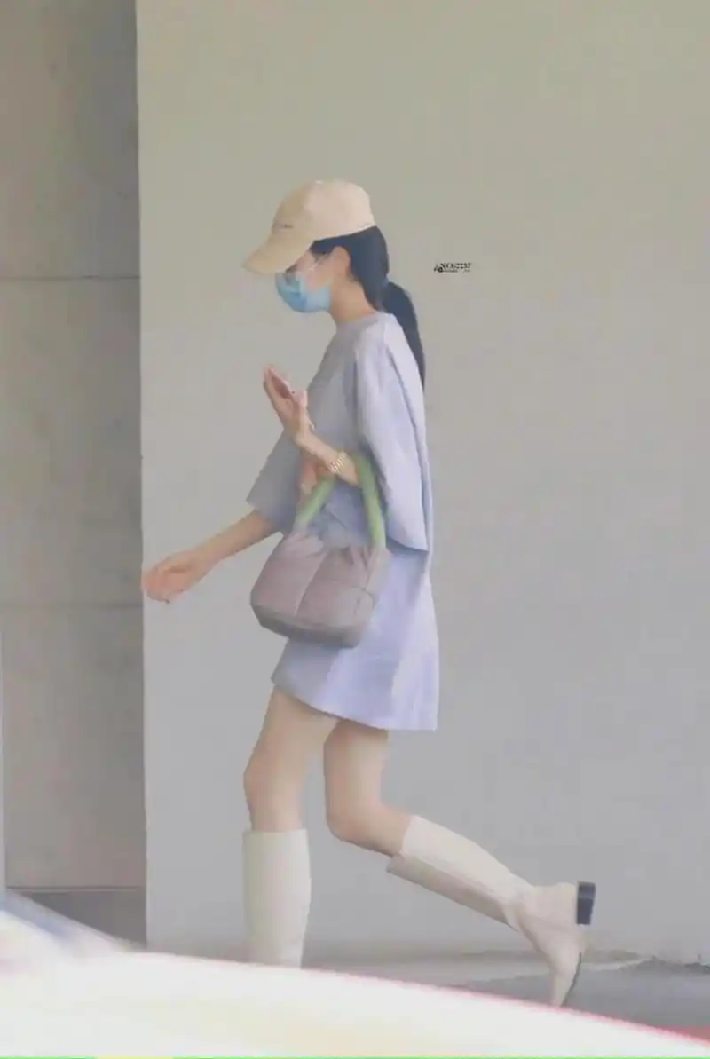 迪丽热巴机场饭拍迪丽热巴在结束活动行程的第二天启程前往另一个城市