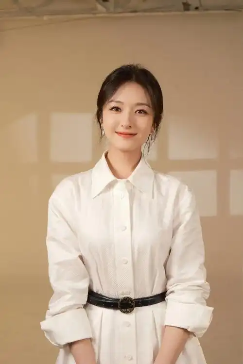 整个人在发光,看完下来觉得李兰迪言之有物,精神内核很强大,颜值高