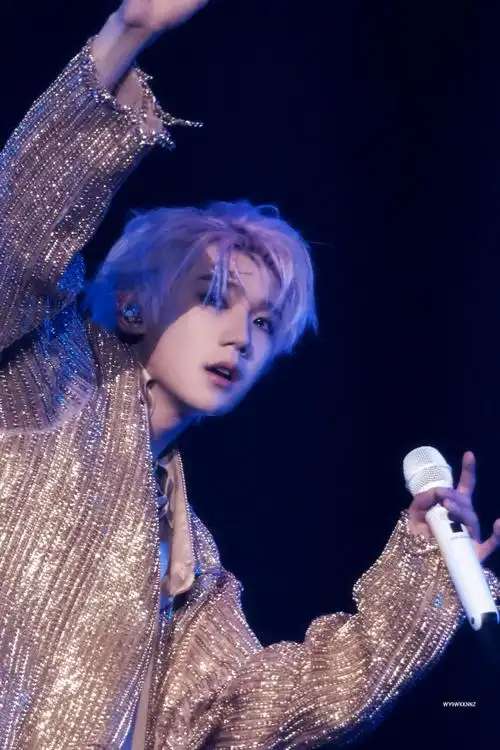 王源头发漂的都滋毛了