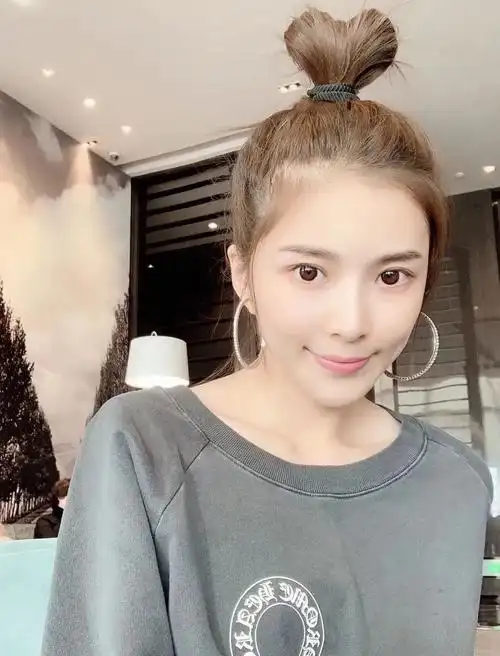 杜淳老婆王灿清早晒美照她穿紧身上衣大秀魔鬼曲线