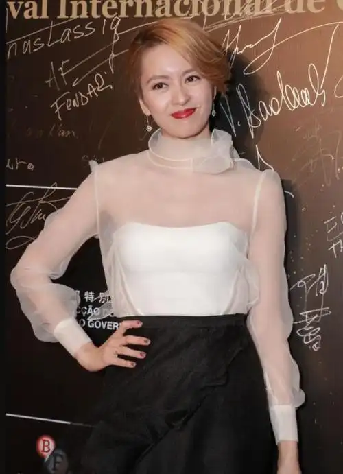 梁咏琪怎么都不会老吗?半透视上衣配半身裙利落大气,身材曼妙