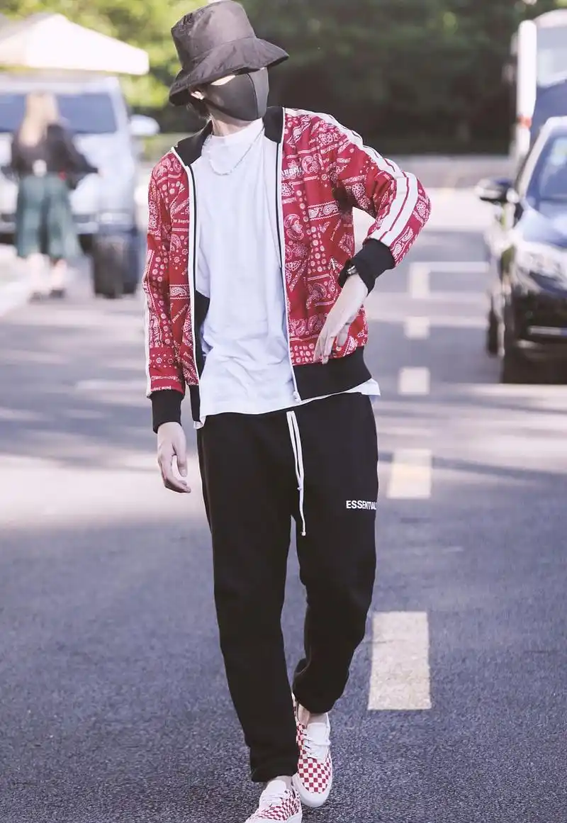 吴亦凡街拍:palm angels腰果花夹克essential运动裤 vans球鞋帅气潮男