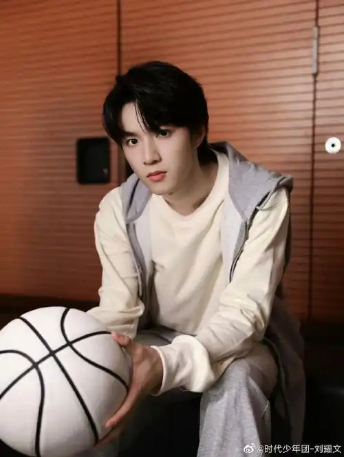 刘耀文0923生日快乐#是耀眼十足的全能少年,也有着超越年龄的成熟与