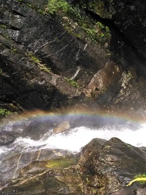 下山遇瀑布彩虹,好美