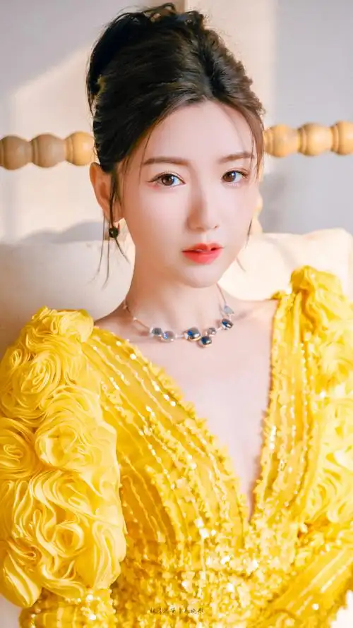 毛晓彤黄色露背深v长裙