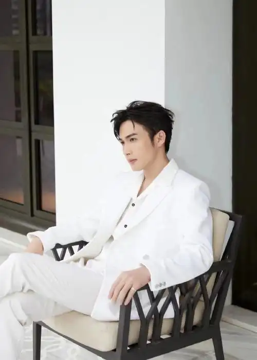 张彬彬白色西装造型##张彬彬