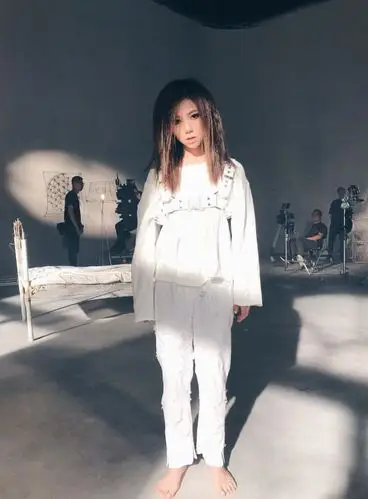 邓紫棋终于解开脏辫了,像"非主流少女",赤脚走路还暴露身高