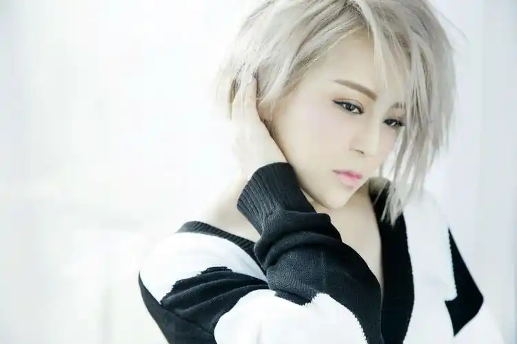 p>崔子格(queena),6月25日出生于新疆乌鲁木齐,中国内地流行女歌手