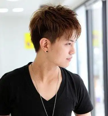 男生碎发刘海烫短发发型