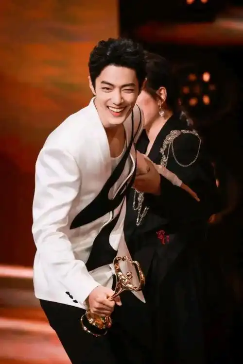 香港演员马国明在近日采访里表示,自己的妻子汤洛雯整天夸肖战!