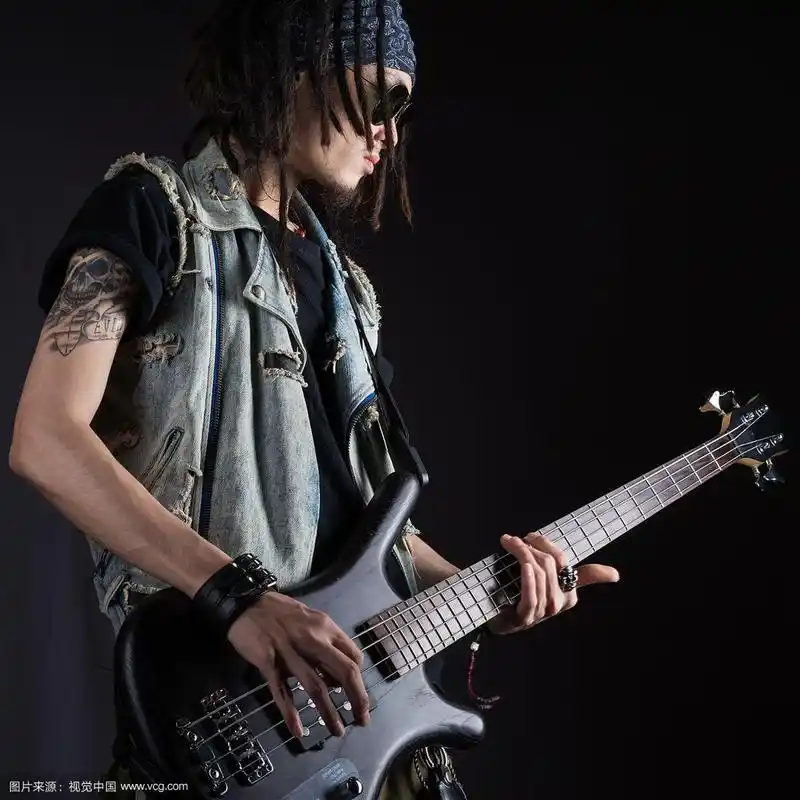 演奏电吉他的摇滚歌手