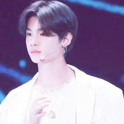 黄明昊二次元头像