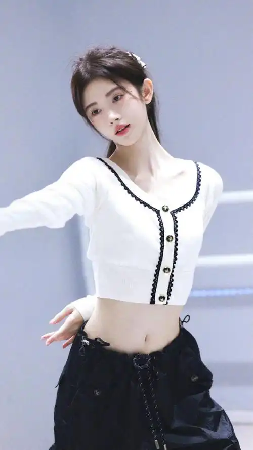 鞠婧祎#jjy#鞠婧祎练习日常#拿着扇子小乔在练舞啊王者舞台唱跳我疑