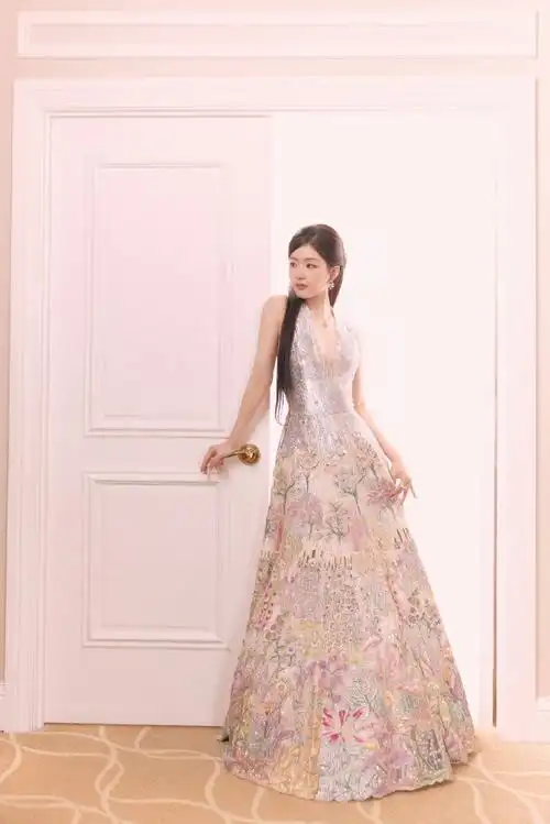 赵露思花海礼裙