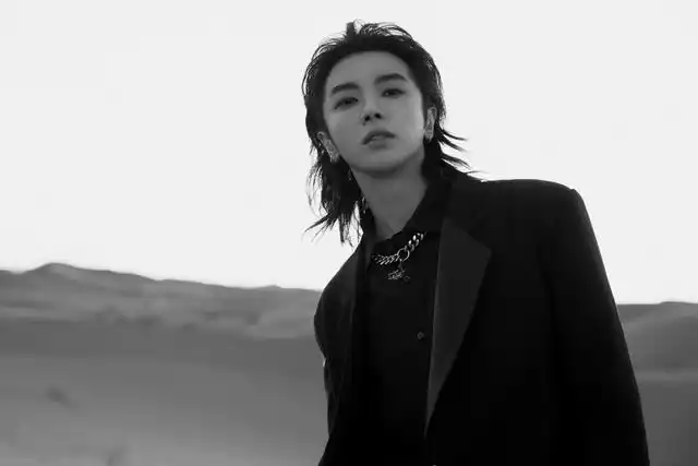 华晨宇的长发背头造型实在太帅了这就是属于成熟男人的魅力吗