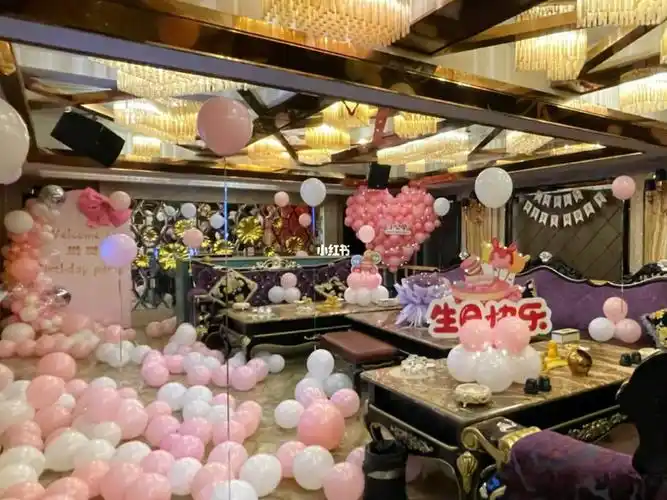小预算ktv生日包厢布置粉白系