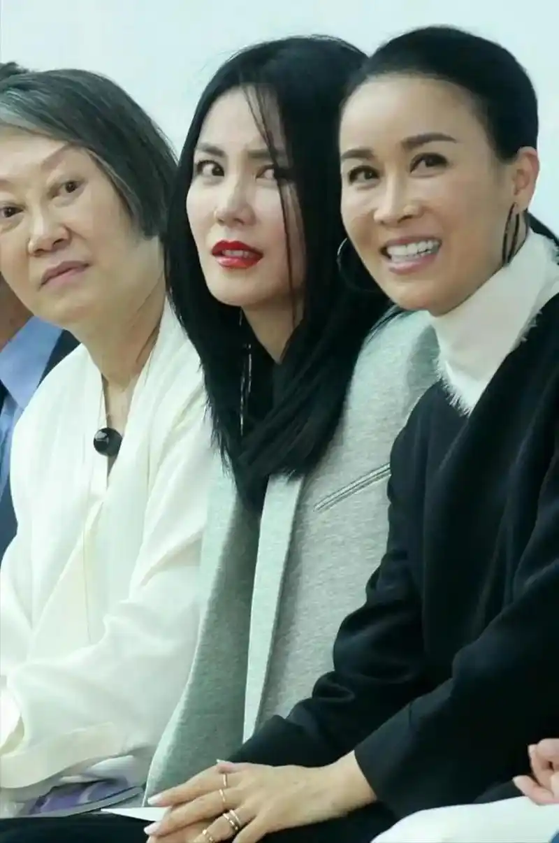 那英王菲同框输惨了,一个打扮低调像大妈,一个穿着精致如女王!