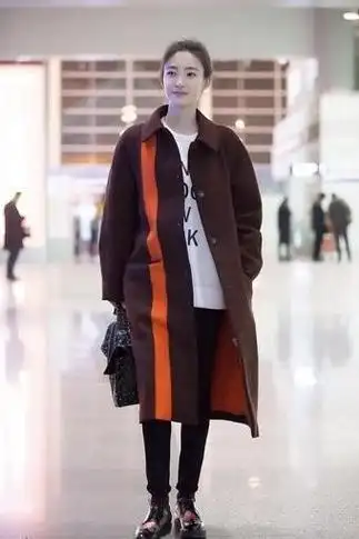 王丽坤时尚品味真好牛仔外套内搭t恤走机场半扎丸子头超减龄