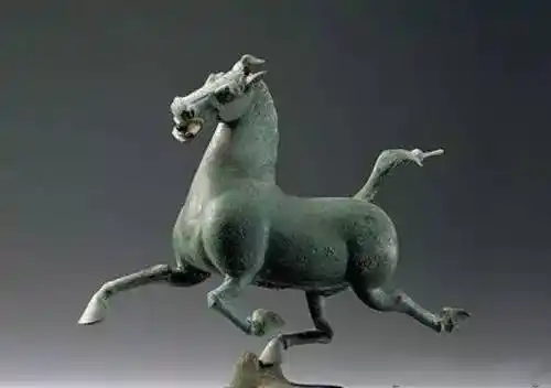 10.铜奔马(马踏飞燕) 东汉 中国旅游标志