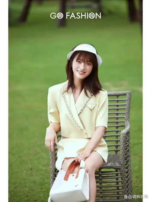 我觉得沈月这一身淡绿色套装真是青春活力,春意满满啊!