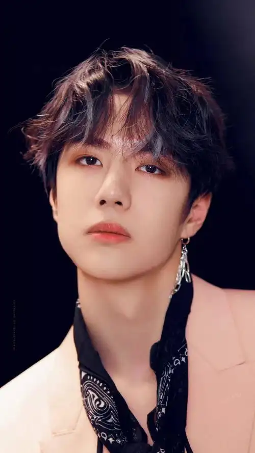 王一博壁纸手机高清全屏:最新冲浪照片!