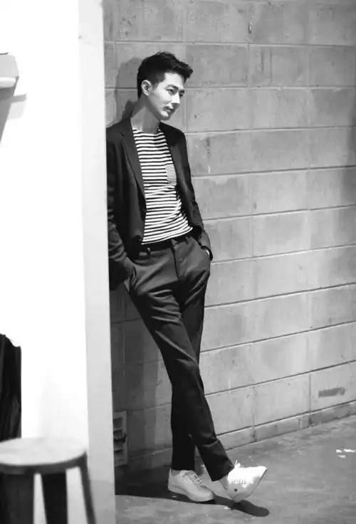 赵寅成西装写真照