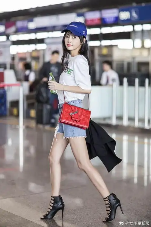 张嘉倪# 近日身穿kenzo白色t恤,搭配comme des garons外套,斜挎loewe