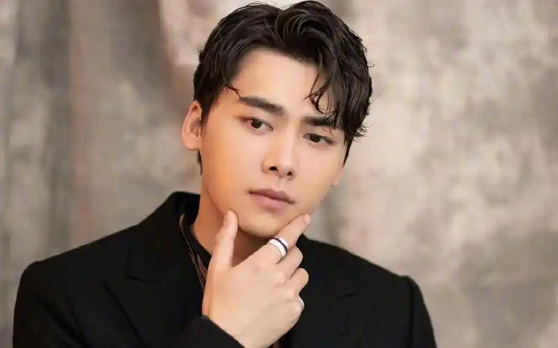 威廉体育_李易峰成熟帅气写真高清原图查看