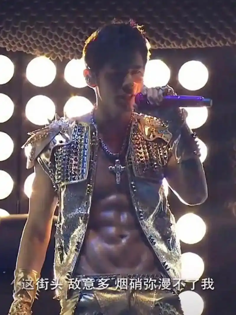 周杰伦八块腹肌曝#周杰伦嘉年华世界巡回演唱会 - 抖音