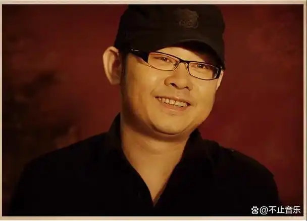 导语:刀郎的歌曲中,有一首让人难以忘怀的作品,《2002年的第一场雪》.