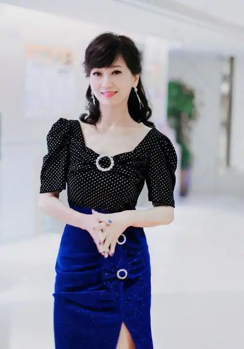 看了69岁赵雅芝,我悟了:色不过三,穿衣松而不垮,想不美都难