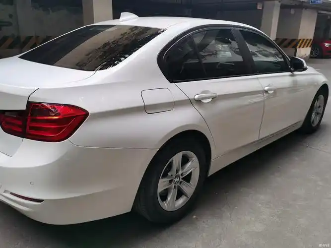 出一辆白色宝马320i-爱卡汽车网论坛