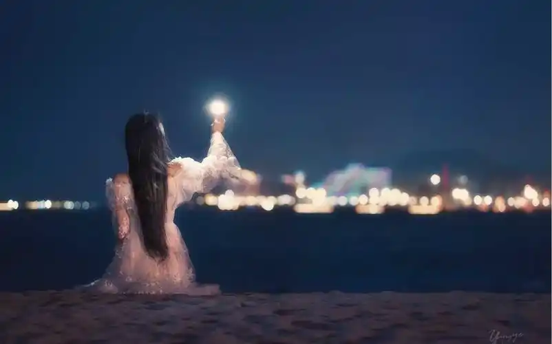 坐在夜晚海滩边明一盏灯
