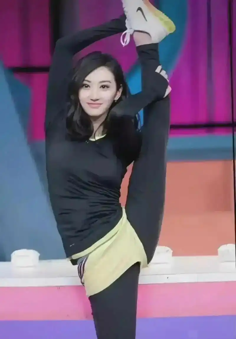 景甜从小就学习舞蹈,所以景甜的一字马功夫在娱乐圈里响当当,是可以名