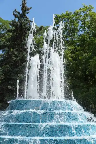 在炎热的夏天,城市公园里的喷泉.