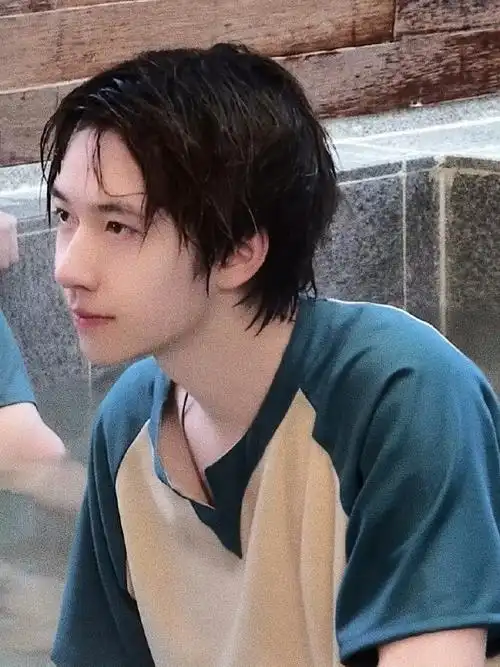 贺峻霖被包子咬了